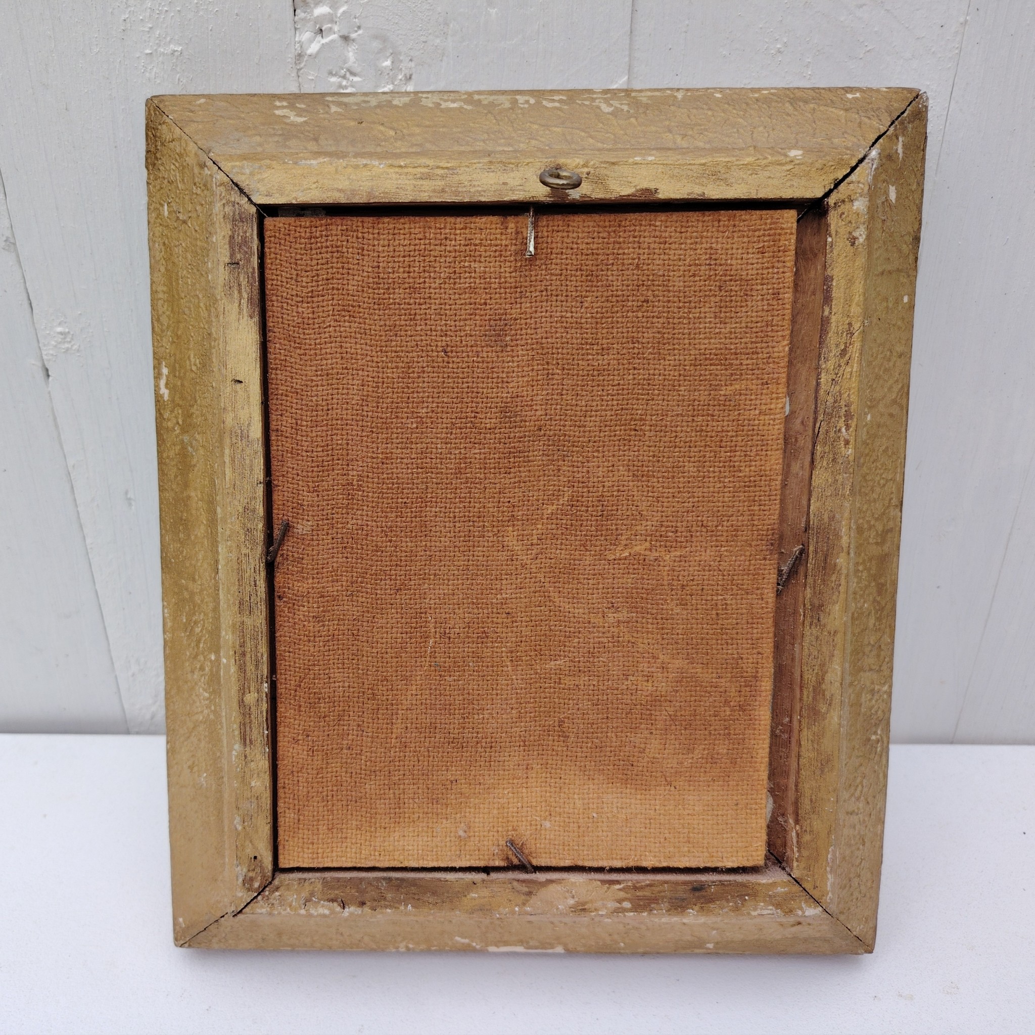 Huile sur panneau isorel représentant un bateau amarré dans une crique en premier plan , en deuxième plan une maison de pêcheur sur une hauteur et dans le fond on distingue une falaise et un voilier naviguant. Cadre en bois cérusé blanc. Signé RU Rinaldi en bas à droite. Bon état général. Dimensions cadre : 22 x 25,5 cm