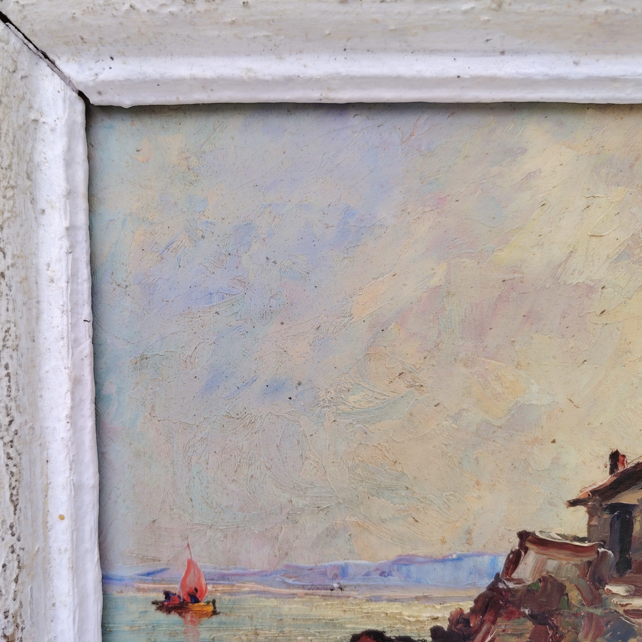 Huile sur panneau isorel représentant un bateau amarré dans une crique en premier plan , en deuxième plan une maison de pêcheur sur une hauteur et dans le fond on distingue une falaise et un voilier naviguant. Cadre en bois cérusé blanc. Signé RU Rinaldi en bas à droite. Bon état général. Dimensions cadre : 22 x 25,5 cm