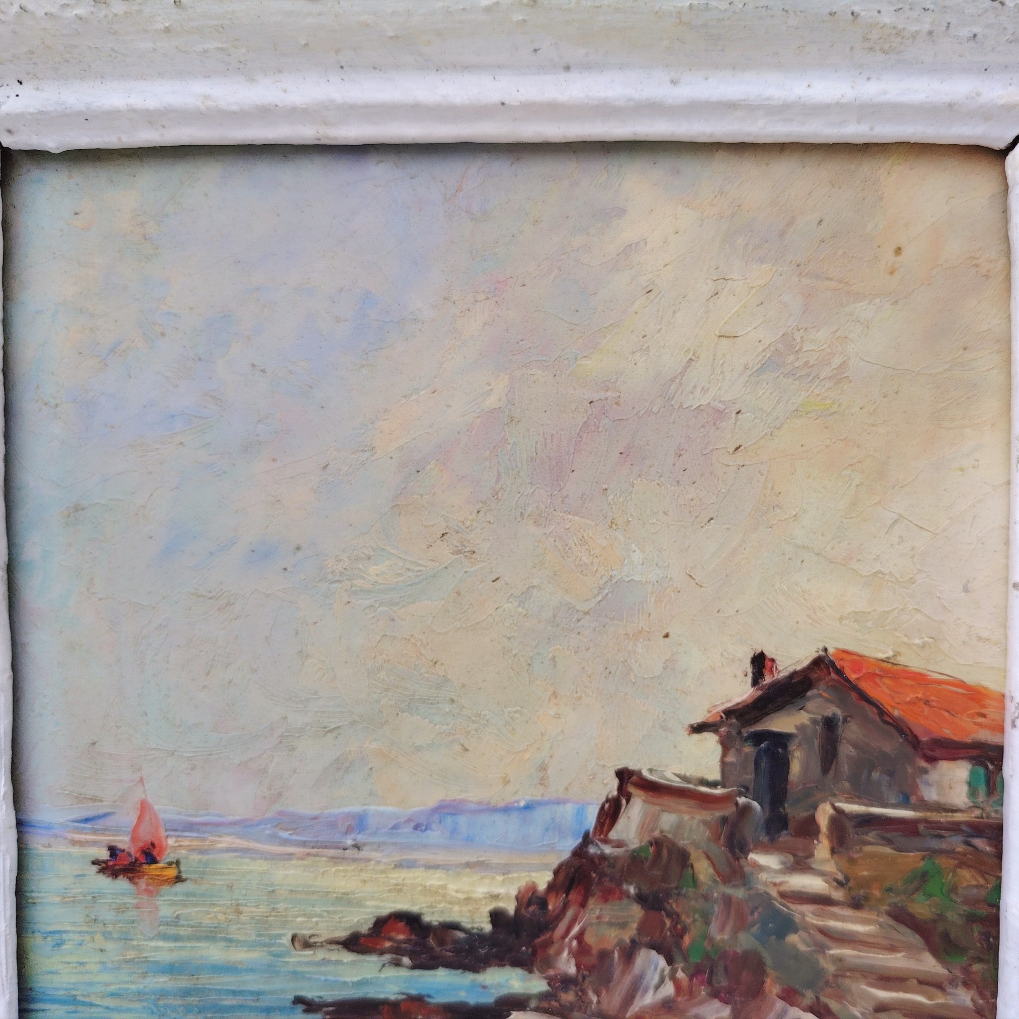 Huile sur panneau isorel représentant un bateau amarré dans une crique en premier plan , en deuxième plan une maison de pêcheur sur une hauteur et dans le fond on distingue une falaise et un voilier naviguant. Cadre en bois cérusé blanc. Signé RU Rinaldi en bas à droite. Bon état général. Dimensions cadre : 22 x 25,5 cm