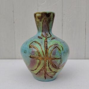  Vase en céramique bleu-vert turquoise, signé Accolay. Décor de Fleur stylisé. Excellent état. Hauteur : 17 cm