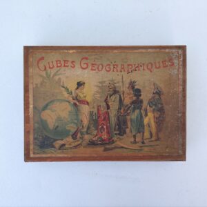 Ancienne boite de cubes géographique datant des années 50-60. 6 cartes à refaire en se basant sur l'exemple des feuillets, manque un feuillet. Petites taches et usures d'usage. Fermeture de la boite cassé. Bon état général. Dimensions boite : 28,5 x 20 cm