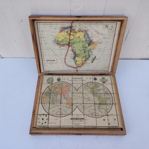 Ancienne boite de cubes géographique datant des années 50-60. 6 cartes à refaire en se basant sur l'exemple des feuillets, manque un feuillet. Petites taches et usures d'usage. Fermeture de la boite cassé. Bon état général. Dimensions boite : 28,5 x 20 cm