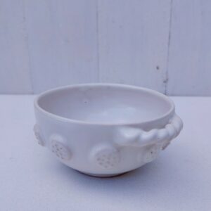 Coupelle en faïence de Malicorne de couleur blanche Par Emile Tessier. Signée sur le dessous. Quelques petits défauts de cuisson sans gravité. Très bon état. Hauteur : 5 cm Diamètre : 9,5 cm