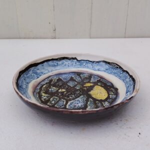 Vide poche en céramique à décor abstrait, par Xavier Krebs. Céramique de Keraluc en Bretagne. Un éclat sur le contour. Signé sur le dessous. Diamètre : 17 cm