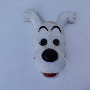 Ancien masque de Milou le chien de Tintin créé par Hergé, de la marque César datant de 1973. Des petites coupures sur le contour. Ne possède plus son étiquette. Bon état général. Dimensions : 24 x 13 cm