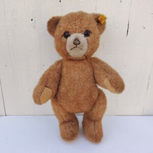 Ours en peluche de la marque Steiff, datant des années 80. Modèle Dorma. Possède son étiquette d'origine riveté dans l'oreille. De très belle qualité. Très bon état Hauteur : 33 cm