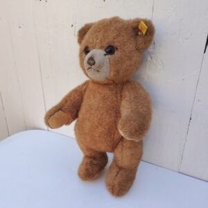 Ours en peluche de la marque Steiff, datant des années 80. Modèle Dorma. Possède son étiquette d'origine riveté dans l'oreille. De très belle qualité. Très bon état Hauteur : 33 cm