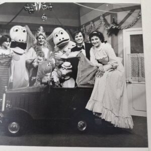 Photographie originale des personnages du programme pour enfant " L'ile aux enfants" Photo pour le programme spécial Noël de l'année 1981. On peut voir les personnages principaux tels que Casimir, Hyppolite, Léonard, François, Julie, Mlle Futaie.... Cadre chevalet en bois verni. Bon état général. Dimensions cadre : 32,5 x 26 cm