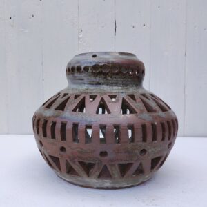 Pied de lampe en céramique ajourée par Chantal et Thierry Robert à Poncé sur Loire. Non signé. Non électrifié Bon état général. Hauteur : 19 cm Diamètre : 24 cm