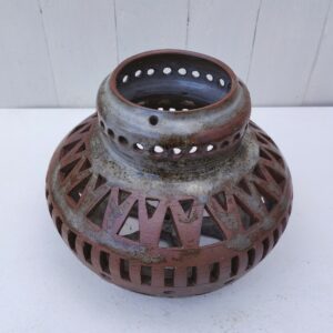 Pied de lampe en céramique ajourée par Chantal et Thierry Robert à Poncé sur Loire. Non signé. Non électrifié Bon état général. Hauteur : 19 cm Diamètre : 24 cm