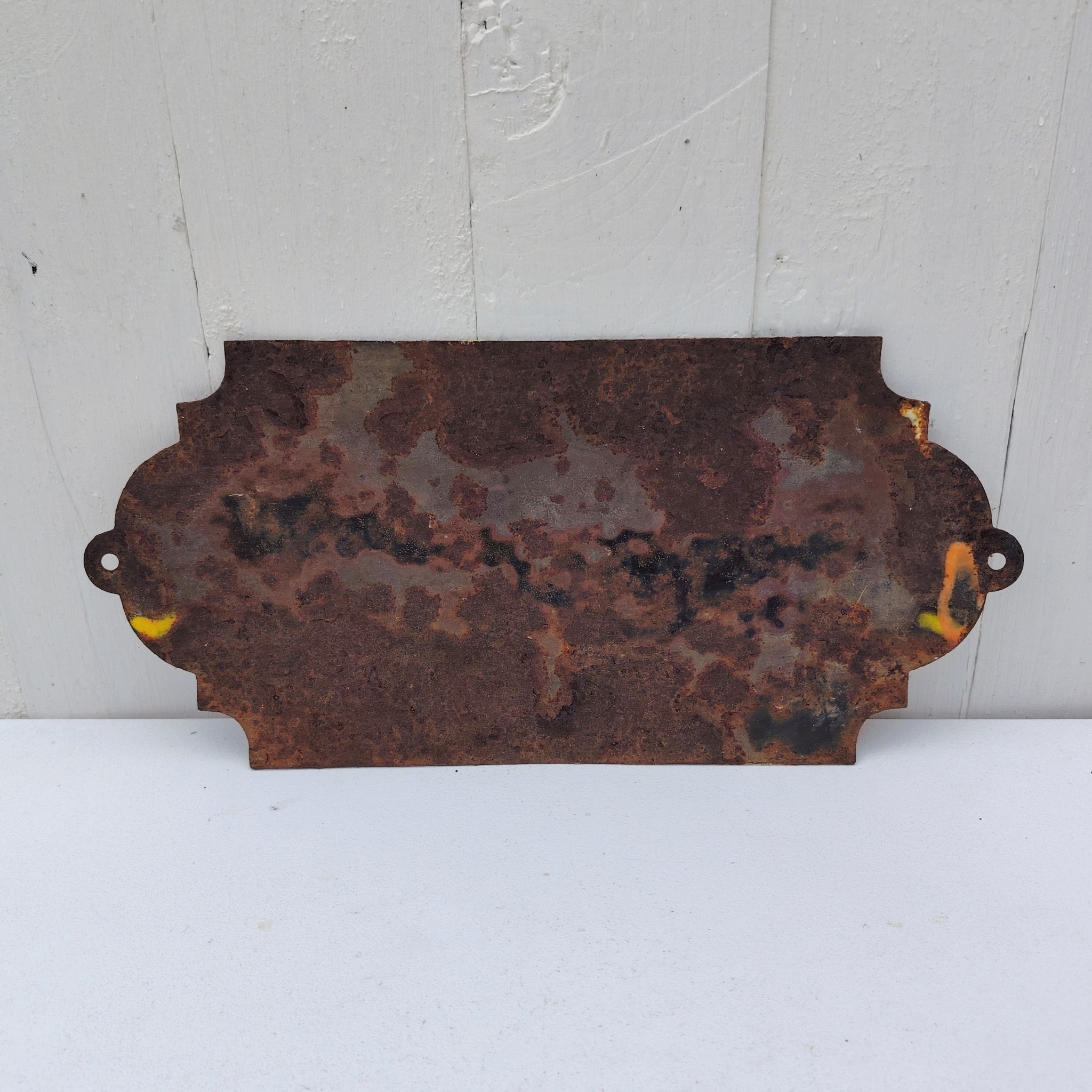 Plaque émaillée bombée " Défense de fumer et de cracher" datant des années 50-60. Deux points d'accroche sur les cotés. Des éclats sur le contour et un gros éclat sur le mot Défense. Le gros éclat est certainement dû aux enfants des années 50-60 qui faisait éclater l'émail des plaques à coup de lance pierre, un vrai sport national . Dimensions : 34,5 x 16 cm