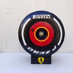 Pneu de formule 1 décoratif pour collectionneur autour de la formule 1 , de la marque Pirelli. Très bon état . Diamètre : 25 cm