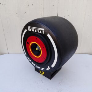 Pneu de formule 1 décoratif pour collectionneur autour de la formule 1 , de la marque Pirelli. Très bon état . Diamètre : 25 cm