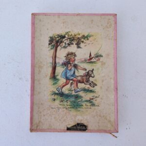 Ancienne boite contenant deux puzzles en bois , illustrations de Germaine Bouret. Des taches sur l'illustration du couvercle de la boite. Coins cornés dont un avec déchirure. Des petites taches sur les puzzles. Bon état général Dimensions puzzle : 17 x 12,5 cm