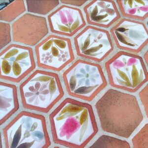 Table basse par Roger Capron à Vallauris. Piétement en métal noir, plateau en tomettes provençales et céramique à fleur. Modèle peu commun. Signé sur la table . Quelques traces et rayures d'usage. Très bon état. Hauteur : 39 cm dimensions plateau : 82,5 x 39,5 cm