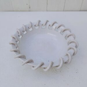 Coupelle ou coupe à fruits en faïence de Malicorne de couleur blanche Par Emile Tessier. Signée sur le dessous. Quelques petits défauts de cuisson sans gravité. Très bon état. Hauteur : 6,5 cm Diamètre : 20 cm