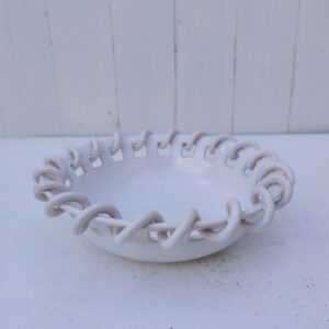 Coupelle ou coupe à fruits en faïence de Malicorne de couleur blanche Par Emile Tessier. Signée sur le dessous. Quelques petits défauts de cuisson sans gravité. Très bon état. Hauteur : 6,5 cm Diamètre : 20 cm