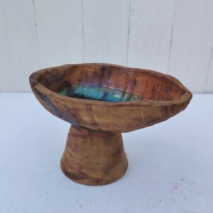 Vide poche de la poterie La colombe à Orriule. Créée par Madeleine Brault, Fond émaillé dans les tons bleus/vert Excellent état. Hauteur : 12 cm Dimensions : 18 x 12,5 cm