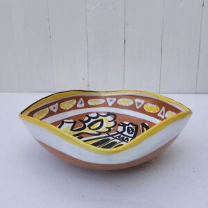 Coupe ou vide poche en céramique par Jos le corre aux ateliers le Steïr en Bretagne. Décor d'oiseau au centre. Petits défauts de cuisson sans gravité. Très bon état. Hauteur : 7,5 cm Dimensions : 20,5 x 19,5 cm