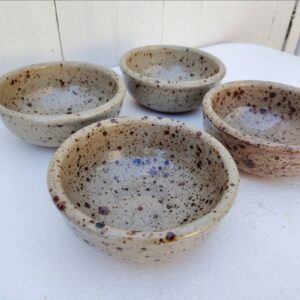 4 bols en grès émaillé pyrité, signée Gustave Tiffoche à Guérande. Très bon état Diamètre : 14 cm Hauteur : 5,5 cm