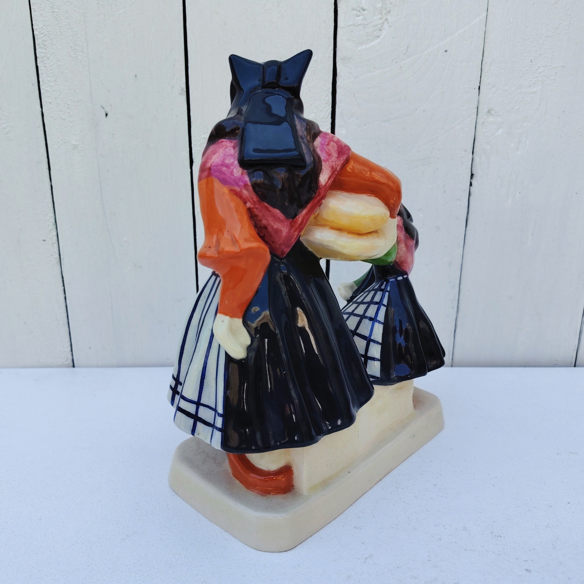 Personnages en céramique de Quimper, de la manufactures Henriot, représentant les Ouessantines aux miches de pain crées par Micheau Vernez dans les années 30. Céramique signée sur le dessous. Très bon état. Hauteur : 22,5 cm Dimensions terrasse : 17 x 8 cm