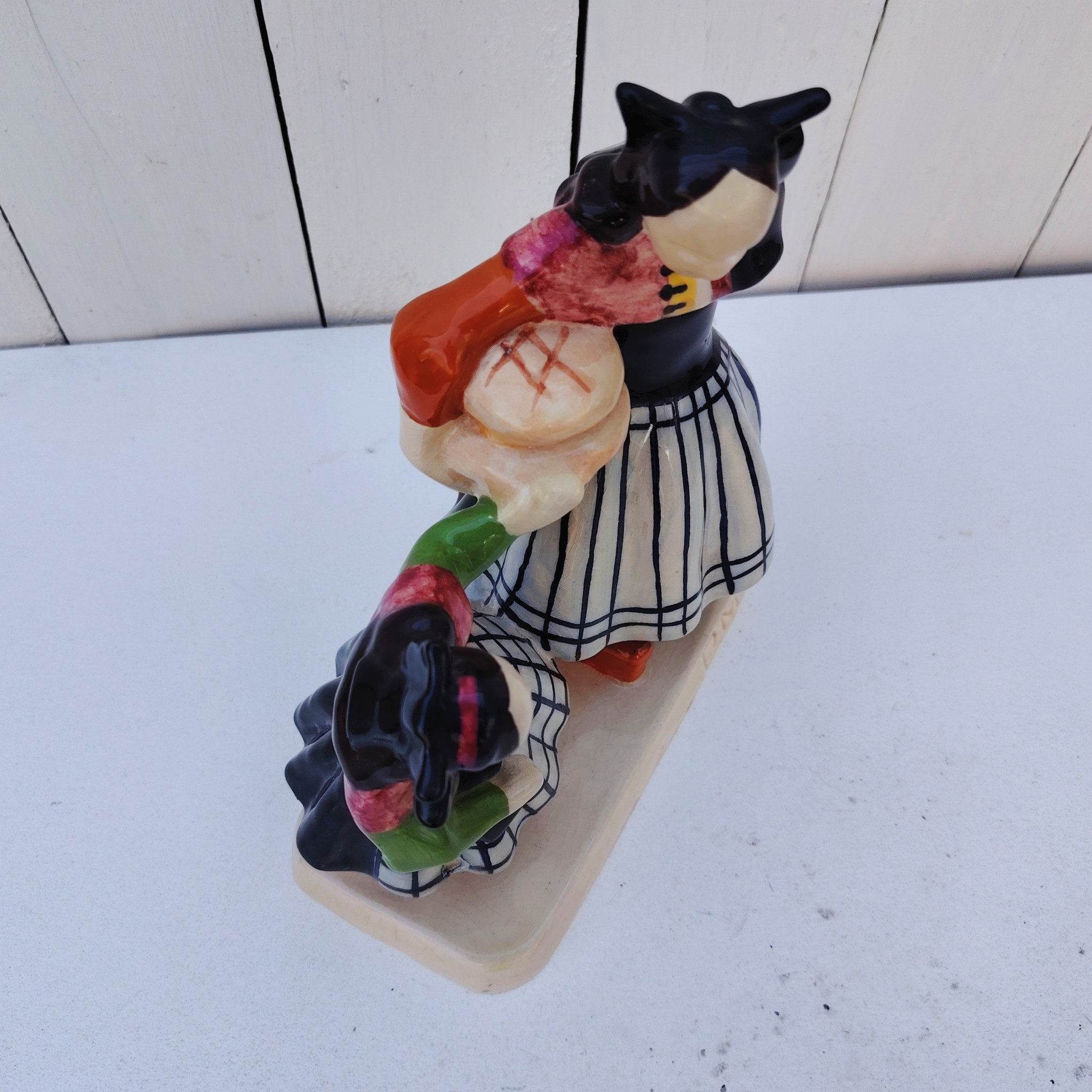 Personnages en céramique de Quimper, de la manufactures Henriot, représentant les Ouessantines aux miches de pain crées par Micheau Vernez dans les années 30. Céramique signée sur le dessous. Très bon état. Hauteur : 22,5 cm Dimensions terrasse : 17 x 8 cm