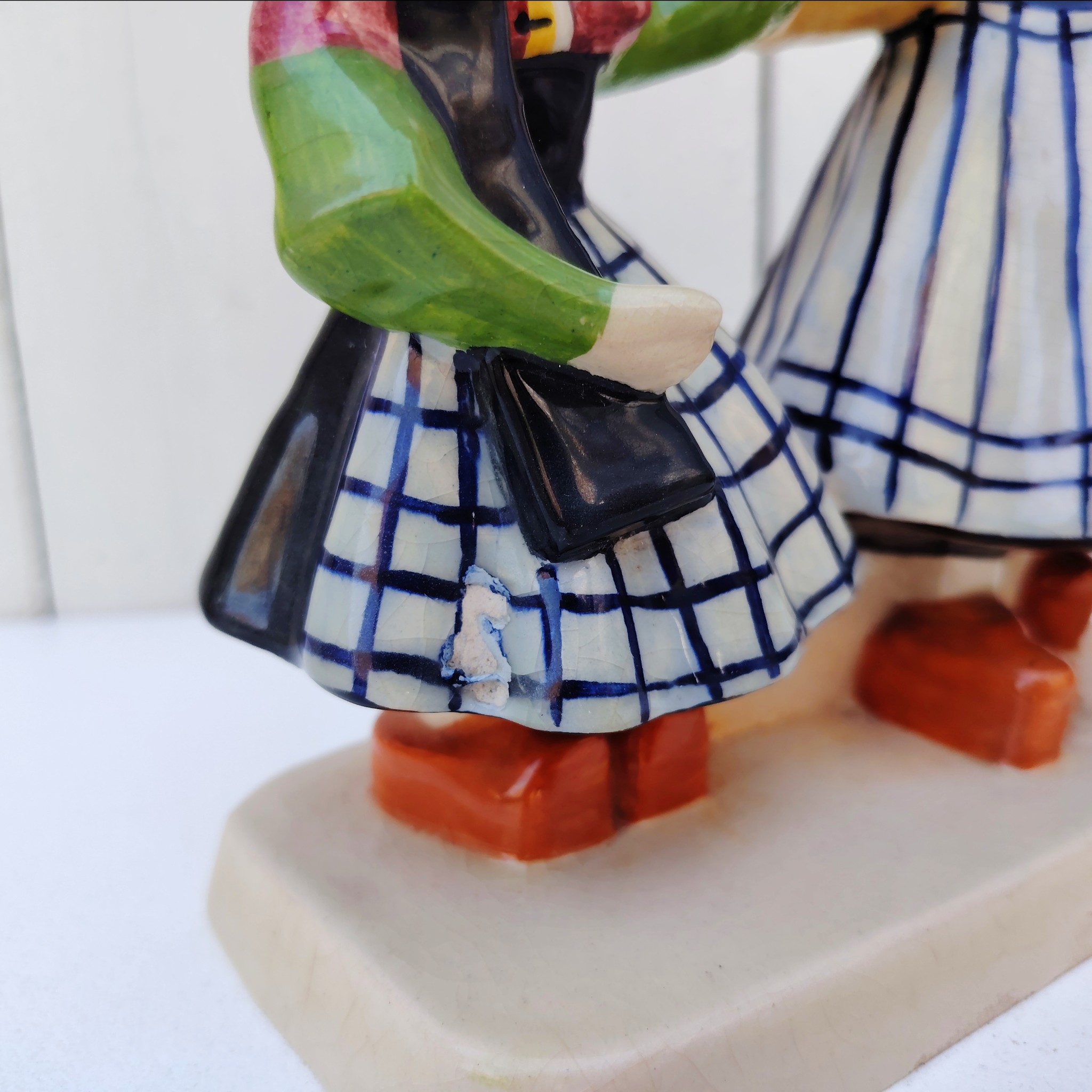 Personnages en céramique de Quimper, de la manufactures Henriot, représentant les Ouessantines aux miches de pain crées par Micheau Vernez dans les années 30. Céramique signée sur le dessous. Très bon état. Hauteur : 22,5 cm Dimensions terrasse : 17 x 8 cm