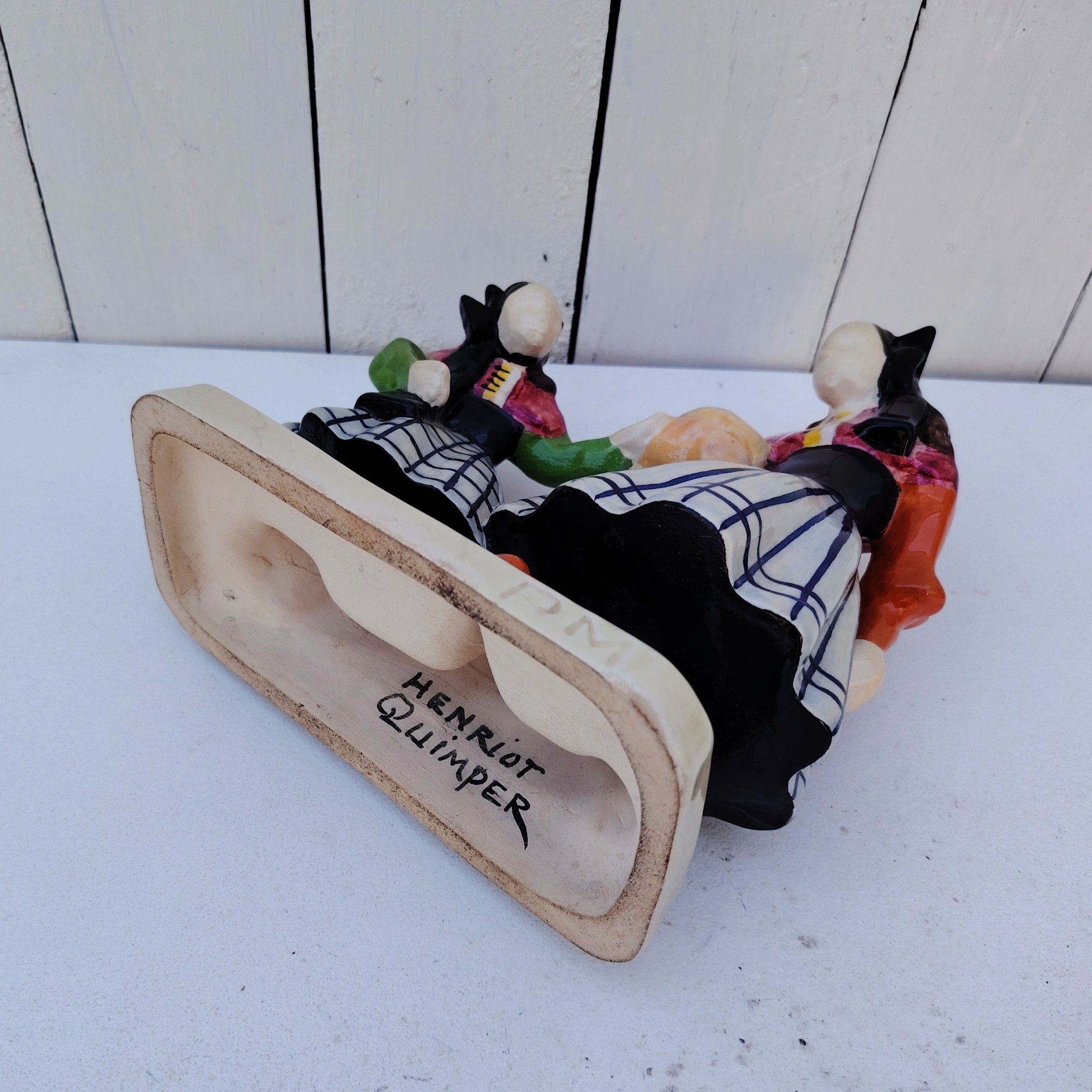 Personnages en céramique de Quimper, de la manufactures Henriot, représentant les Ouessantines aux miches de pain crées par Micheau Vernez dans les années 30. Céramique signée sur le dessous. Très bon état. Hauteur : 22,5 cm Dimensions terrasse : 17 x 8 cm