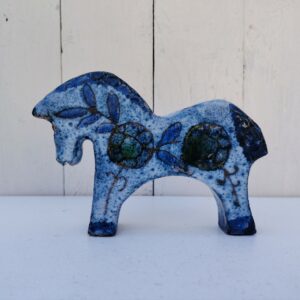 Cheval en céramique créé par Danuta le Hénaff, dans les tons de bleus turquoise. Des petits défauts de cuisson Très bon état Hauteur : 11 cm Longueur : 14 cm