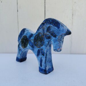Cheval en céramique créé par Danuta le Hénaff, dans les tons de bleus turquoise. Des petits défauts de cuisson Très bon état Hauteur : 11 cm Longueur : 14 cm