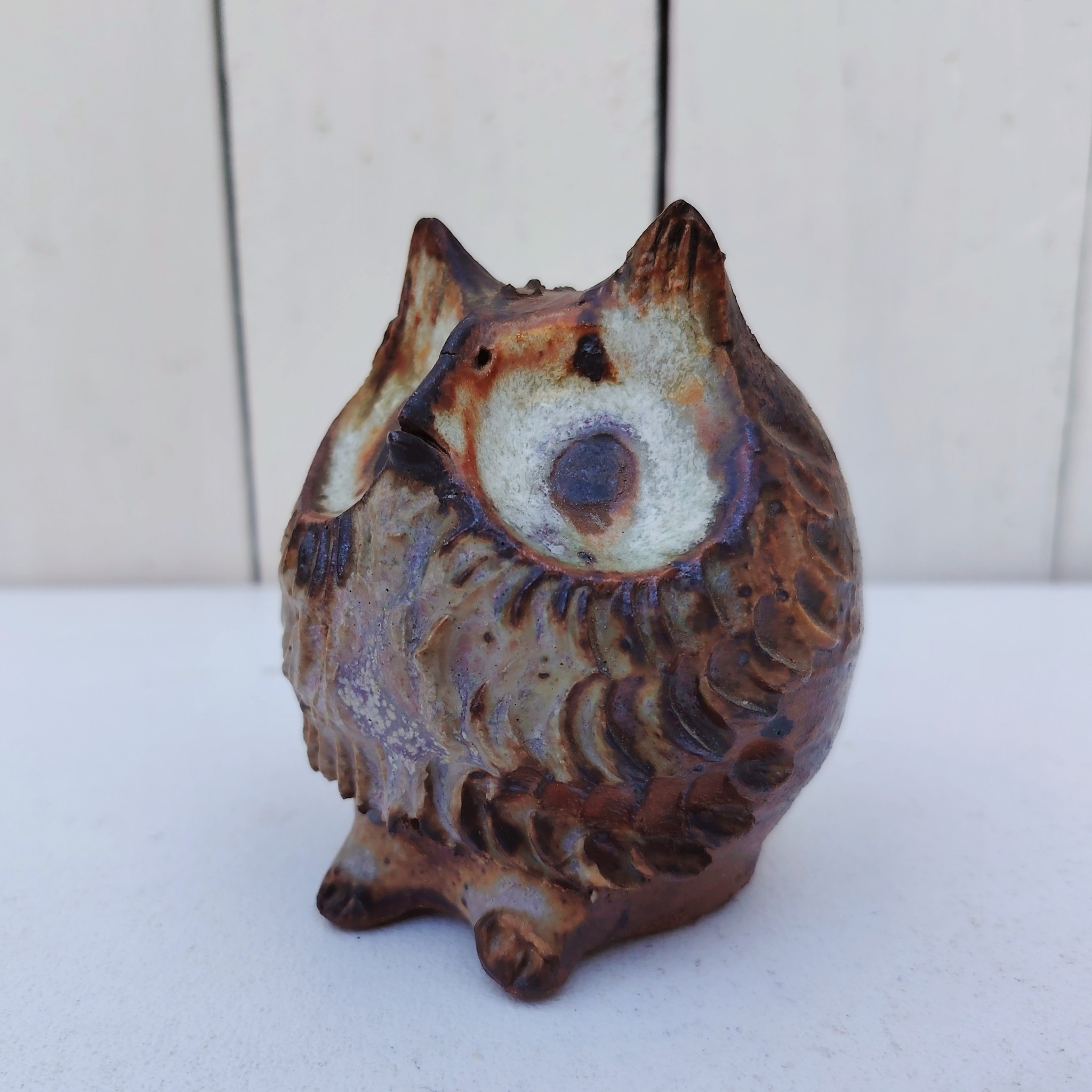 Chouette en grès au sel par Jacky coville à Biot. Il s'agit d'une salière d'où le bouchon en dessous et les petits trous sur le dessus. Très bon état Hauteur : 9 cm