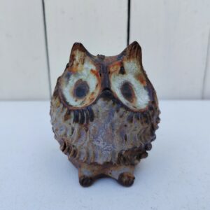 Chouette en grès au sel par Jacky coville à Biot. Il s'agit d'une salière d'où le bouchon en dessous et les petits trous sur le dessus. Très bon état Hauteur : 9 cm