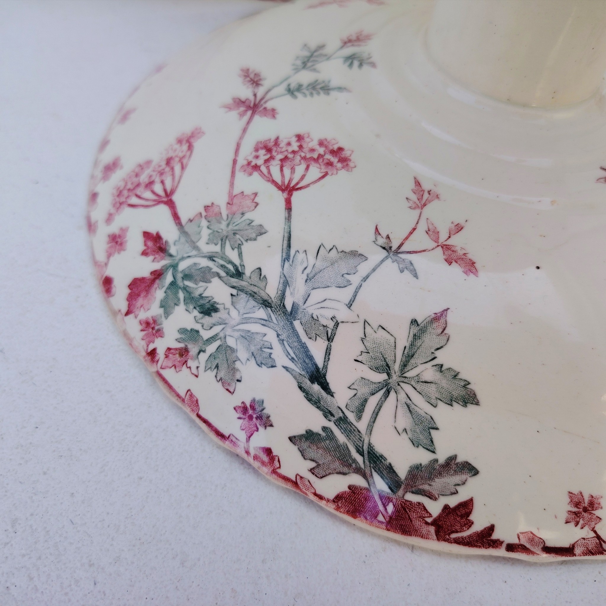 Paire de compotiers terre de fer, polychrome en faïence de Longwy, modèle été. Petites traces d'usage, petites taches à l'intérieur du plus petit. Bon état général Hauteurs : 12 et 15 cm Diamètres : 22,5 et 27 cm