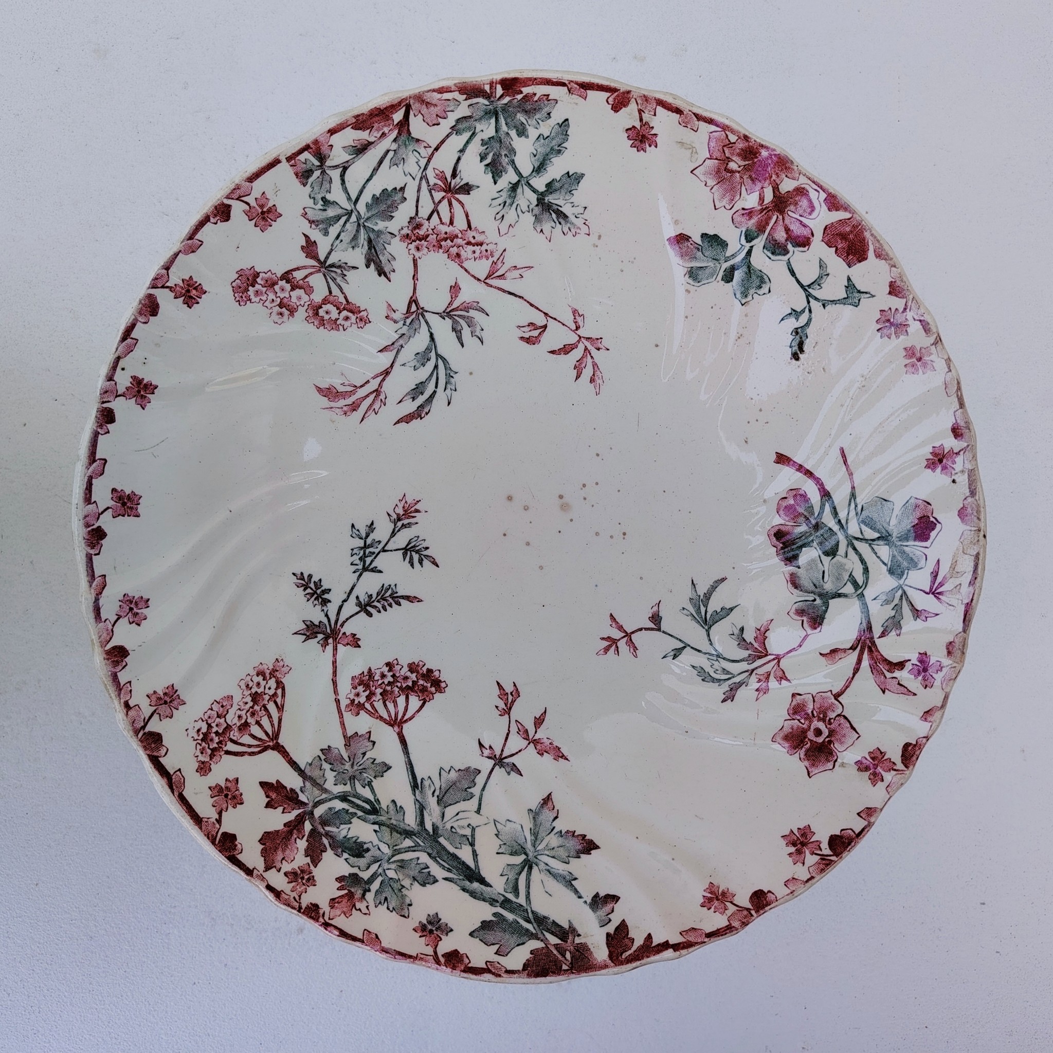 Paire de compotiers terre de fer, polychrome en faïence de Longwy, modèle été. Petites traces d'usage, petites taches à l'intérieur du plus petit. Bon état général Hauteurs : 12 et 15 cm Diamètres : 22,5 et 27 cm