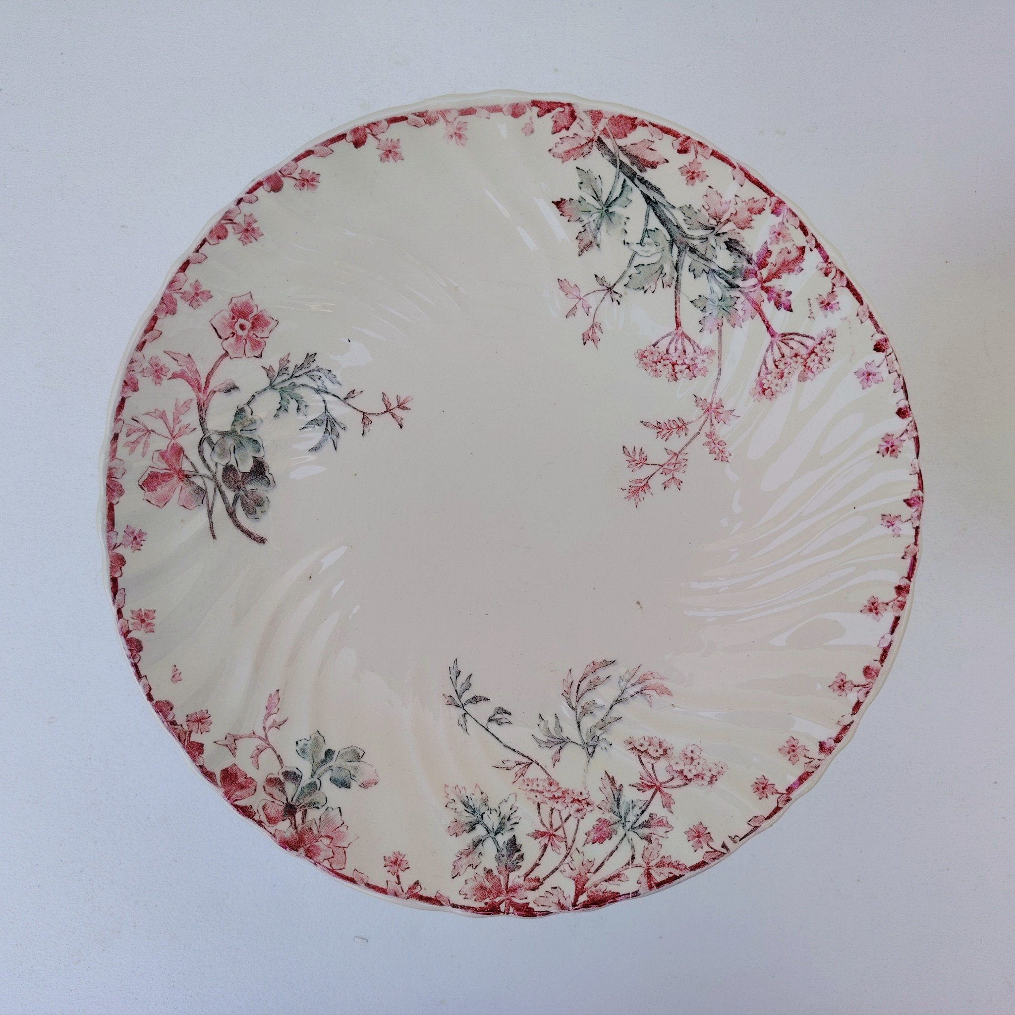 Paire de compotiers terre de fer, polychrome en faïence de Longwy, modèle été. Petites traces d'usage, petites taches à l'intérieur du plus petit. Bon état général Hauteurs : 12 et 15 cm Diamètres : 22,5 et 27 cm