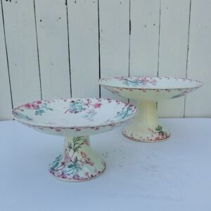 Paire de compotiers terre de fer, polychrome en faïence de Longwy, modèle été. Petites traces d'usage, petites taches à l'intérieur du plus petit. Bon état général Hauteurs : 12 et 15 cm Diamètres : 22,5 et 27 cm