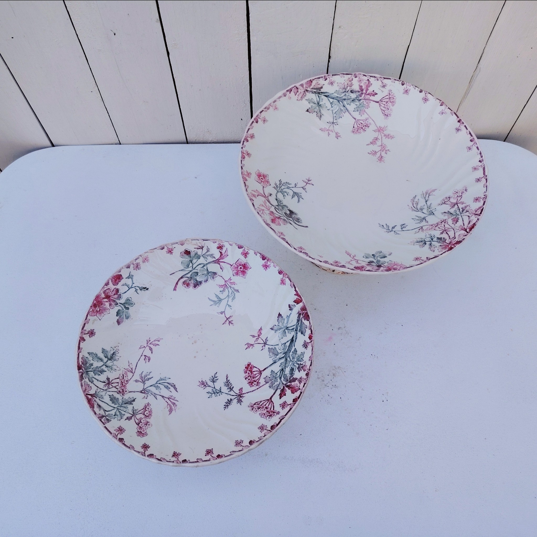 Paire de compotiers terre de fer, polychrome en faïence de Longwy, modèle été. Petites traces d'usage, petites taches à l'intérieur du plus petit. Bon état général Hauteurs : 12 et 15 cm Diamètres : 22,5 et 27 cm