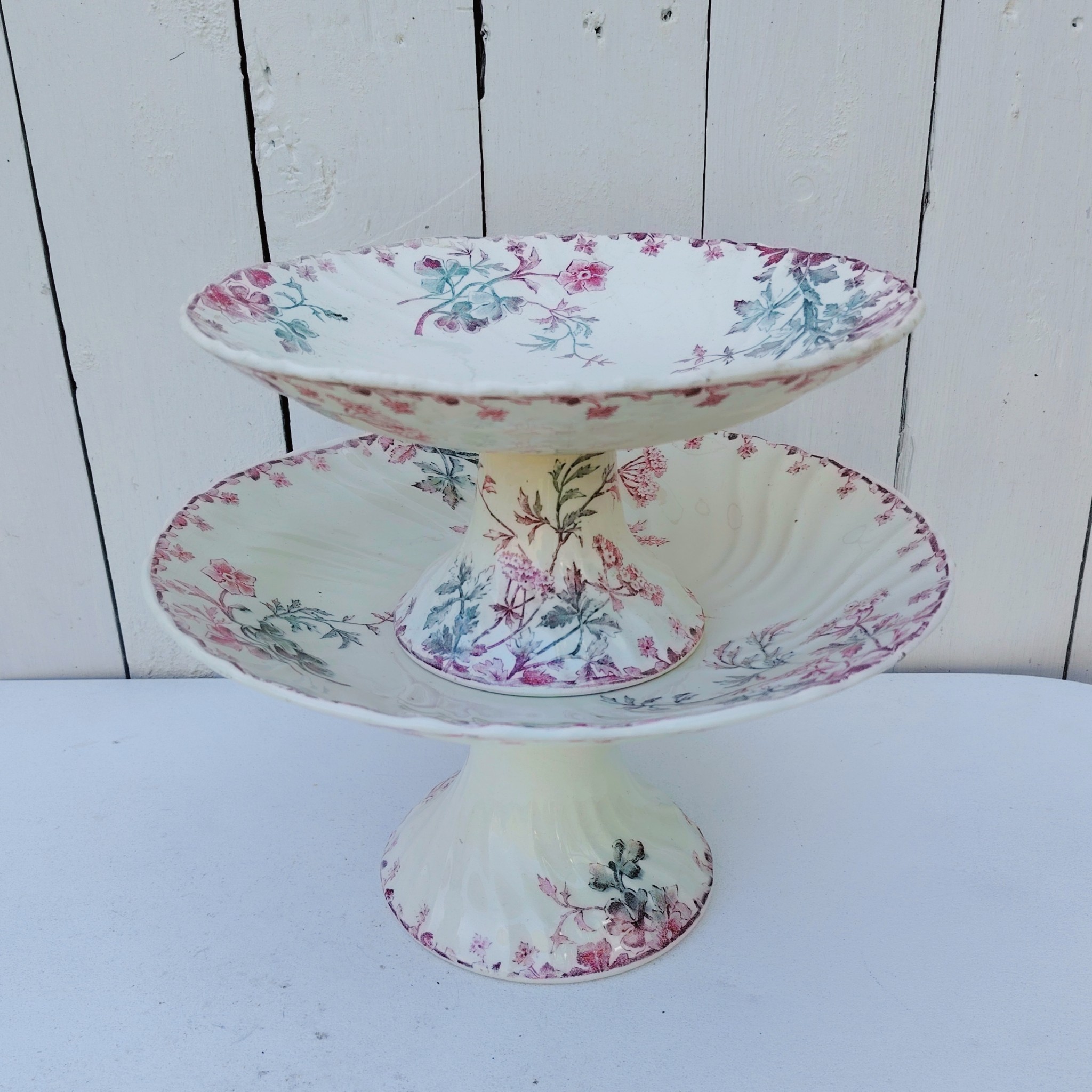 Paire de compotiers terre de fer, polychrome en faïence de Longwy, modèle été. Petites traces d'usage, petites taches à l'intérieur du plus petit. Bon état général Hauteurs : 12 et 15 cm Diamètres : 22,5 et 27 cm