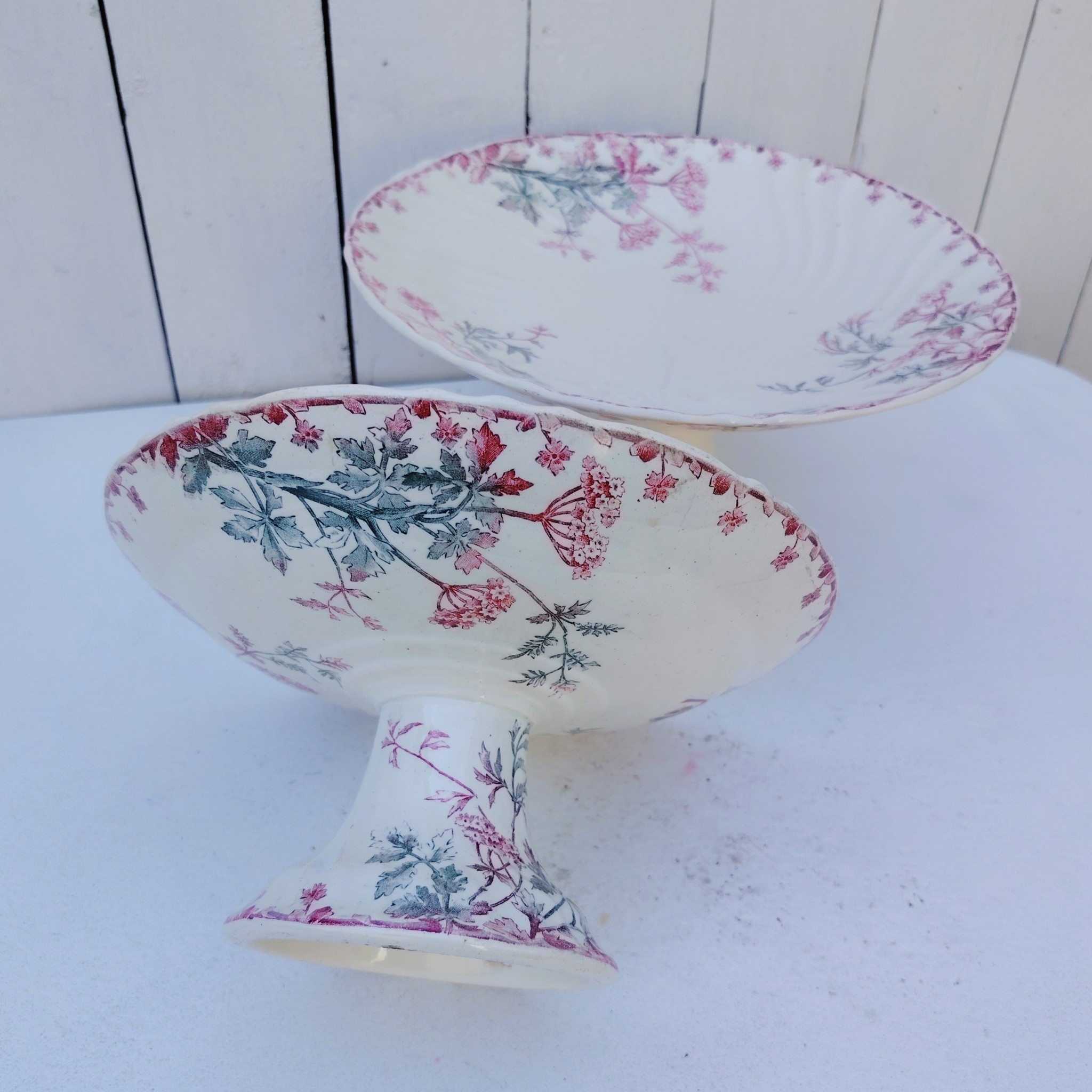 Paire de compotiers terre de fer, polychrome en faïence de Longwy, modèle été. Petites traces d'usage, petites taches à l'intérieur du plus petit. Bon état général Hauteurs : 12 et 15 cm Diamètres : 22,5 et 27 cm