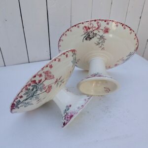 Paire de compotiers terre de fer, polychrome en faïence de Longwy, modèle été. Petites traces d'usage, petites taches à l'intérieur du plus petit. Bon état général Hauteurs : 12 et 15 cm Diamètres : 22,5 et 27 cm