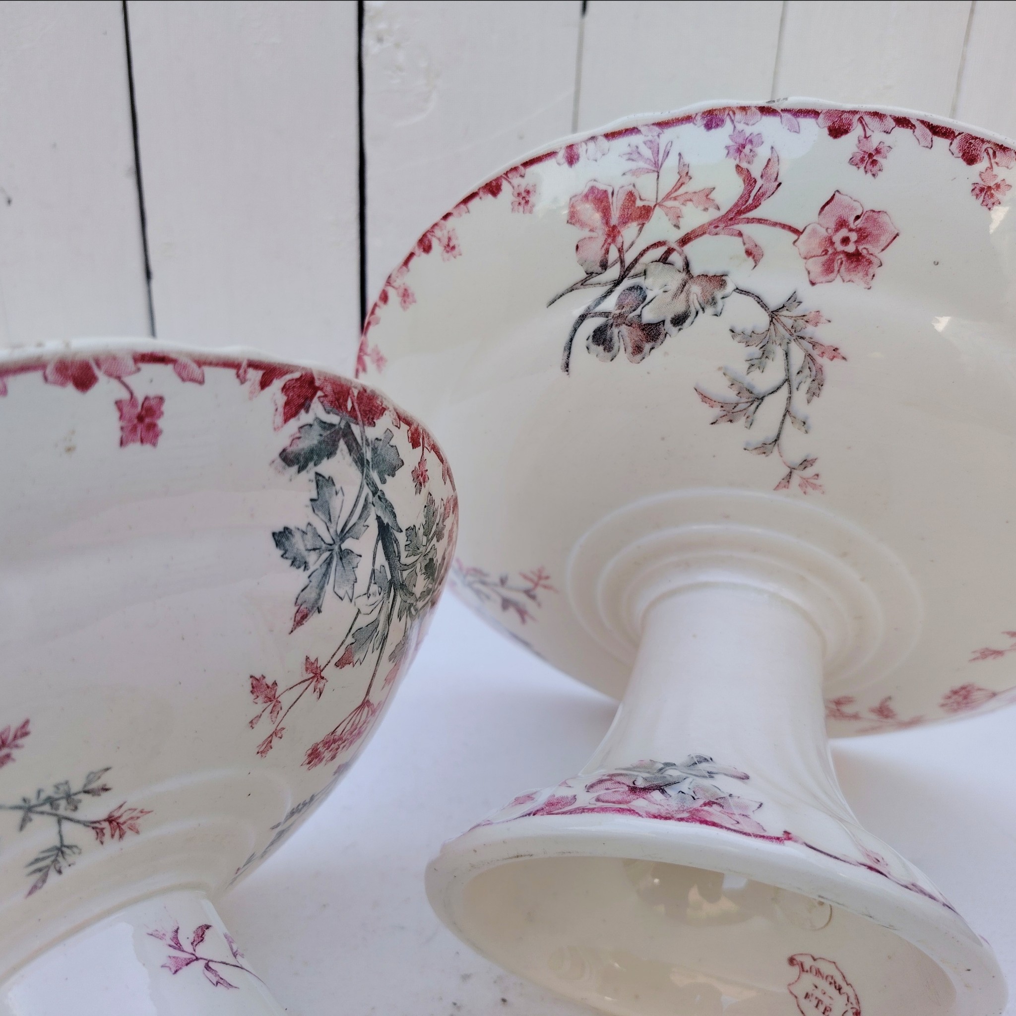 Paire de compotiers terre de fer, polychrome en faïence de Longwy, modèle été. Petites traces d'usage, petites taches à l'intérieur du plus petit. Bon état général Hauteurs : 12 et 15 cm Diamètres : 22,5 et 27 cm