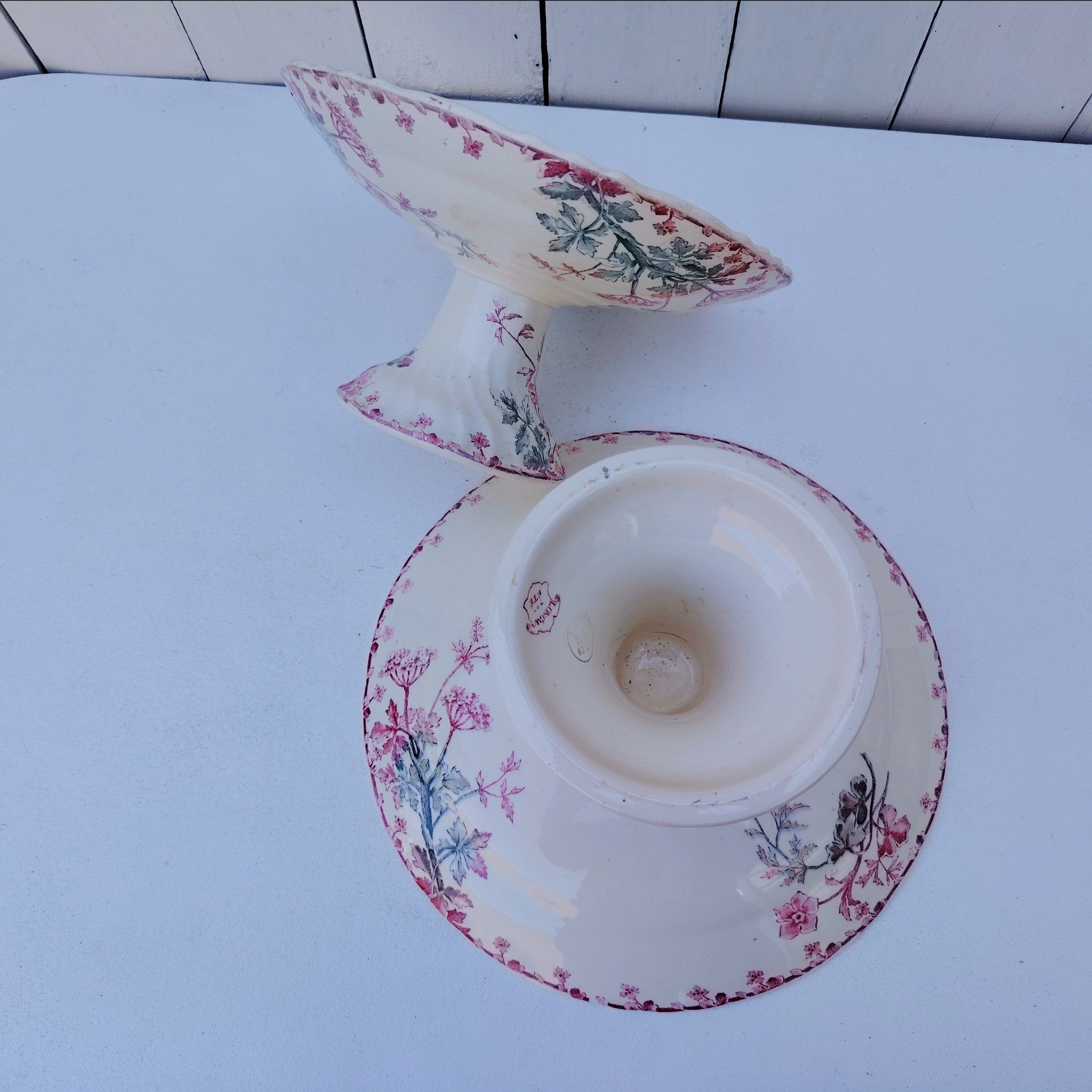 Paire de compotiers terre de fer, polychrome en faïence de Longwy, modèle été. Petites traces d'usage, petites taches à l'intérieur du plus petit. Bon état général Hauteurs : 12 et 15 cm Diamètres : 22,5 et 27 cm