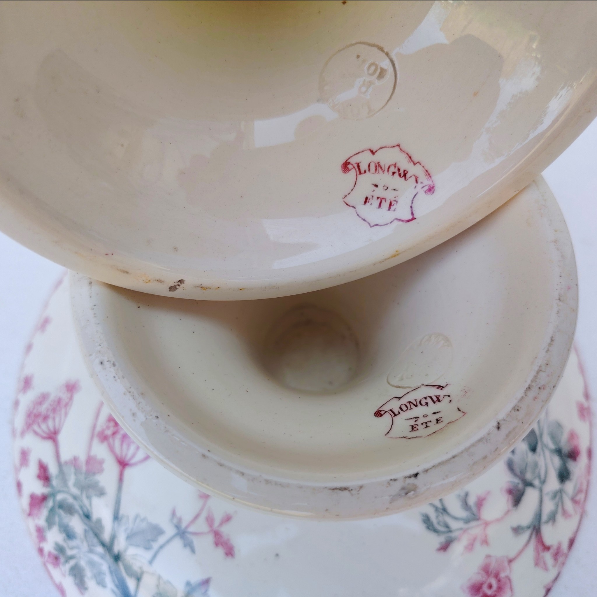 Paire de compotiers terre de fer, polychrome en faïence de Longwy, modèle été. Petites traces d'usage, petites taches à l'intérieur du plus petit. Bon état général Hauteurs : 12 et 15 cm Diamètres : 22,5 et 27 cm