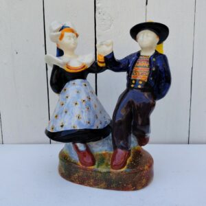 Couple de danseurs en faïence émaillée polychrome en costume traditionnel de Pont-Aven. Manufacture Henriot vers 1950. Signature de l'artiste Corentin LE GAL dit TIN AR GALL (né 1923) pour HB Quimper et cachet HB Quimper situés sous la base. Dimensions: Hauteur : 23 cm Dimensions terrasse : 18 x 11 cm