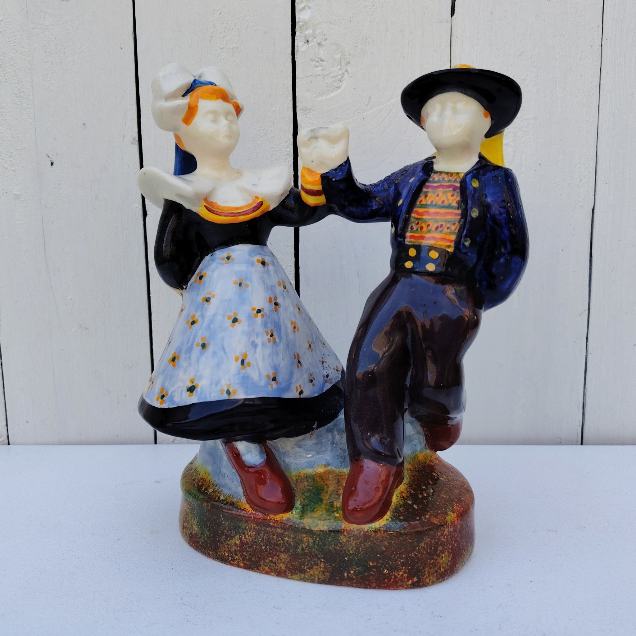 Couple de danseurs en faïence émaillée polychrome en costume traditionnel de Pont-Aven. Manufacture Henriot vers 1950. Signature de l'artiste Corentin LE GAL dit TIN AR GALL (né 1923) pour HB Quimper et cachet HB Quimper situés sous la base. Dimensions: Hauteur : 23 cm Dimensions terrasse : 18 x 11 cm