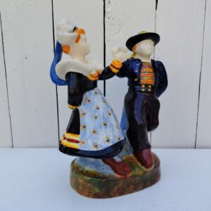 Couple de danseurs en faïence émaillée polychrome en costume traditionnel de Pont-Aven. Manufacture Henriot vers 1950. Signature de l'artiste Corentin LE GAL dit TIN AR GALL (né 1923) pour HB Quimper et cachet HB Quimper situés sous la base. Dimensions: Hauteur : 23 cm Dimensions terrasse : 18 x 11 cm