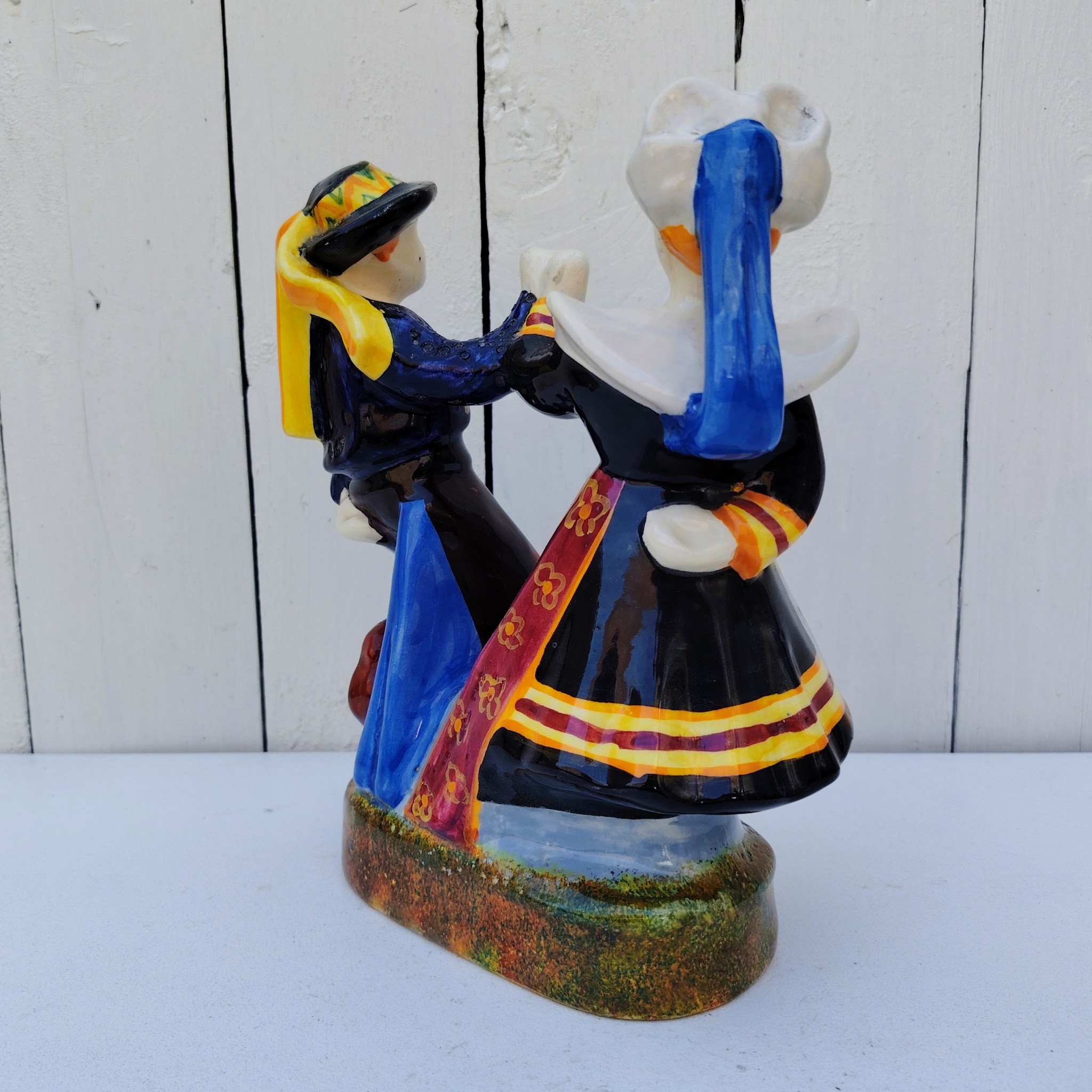 Couple de danseurs en faïence émaillée polychrome en costume traditionnel de Pont-Aven. Manufacture Henriot vers 1950. Signature de l'artiste Corentin LE GAL dit TIN AR GALL (né 1923) pour HB Quimper et cachet HB Quimper situés sous la base. Dimensions: Hauteur : 23 cm Dimensions terrasse : 18 x 11 cm