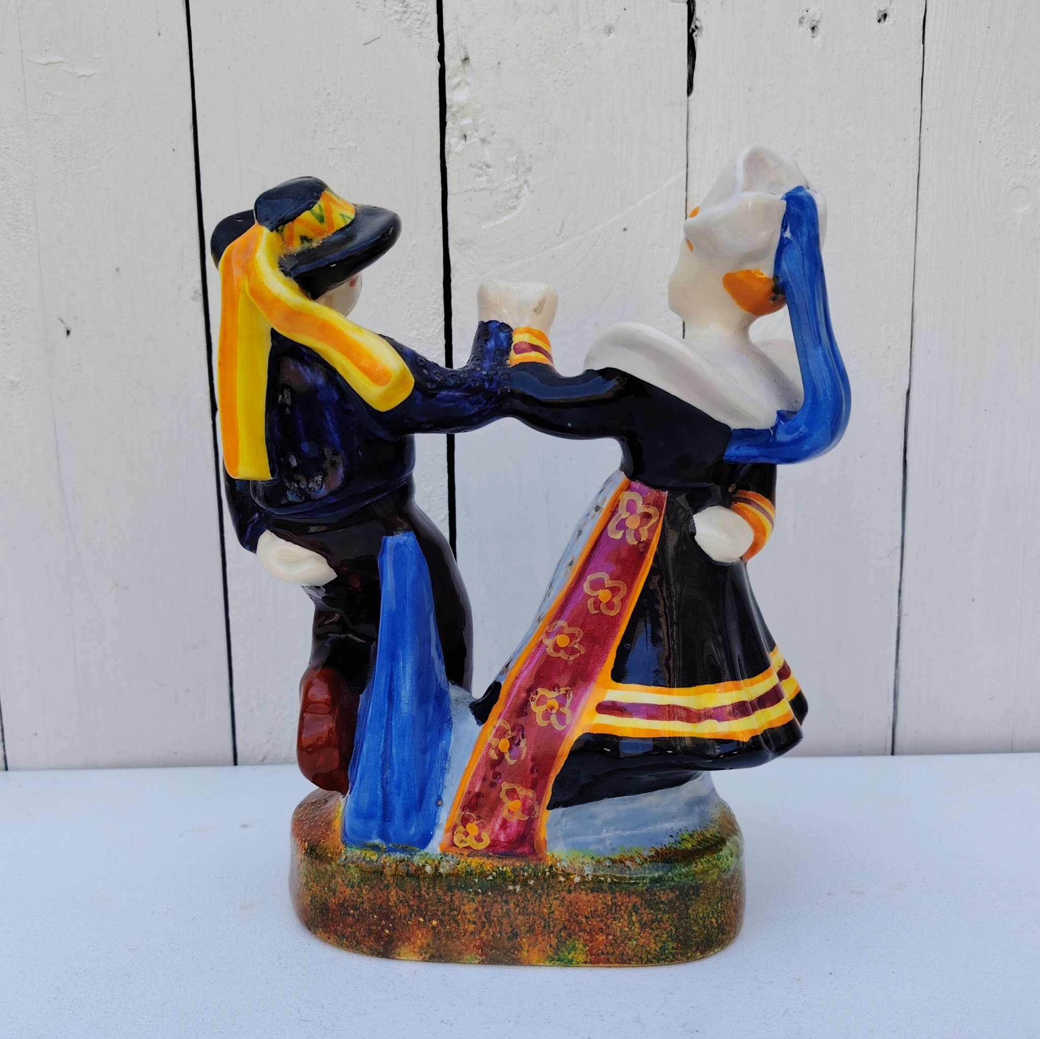 Couple de danseurs en faïence émaillée polychrome en costume traditionnel de Pont-Aven. Manufacture Henriot vers 1950. Signature de l'artiste Corentin LE GAL dit TIN AR GALL (né 1923) pour HB Quimper et cachet HB Quimper situés sous la base. Dimensions: Hauteur : 23 cm Dimensions terrasse : 18 x 11 cm