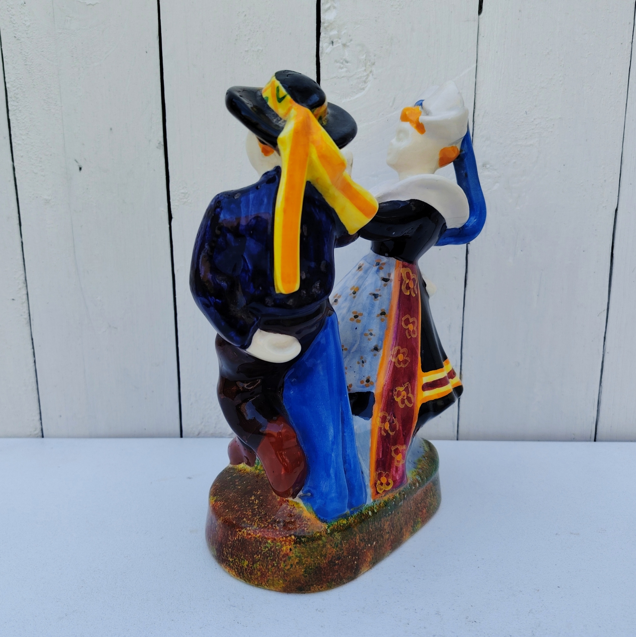Couple de danseurs en faïence émaillée polychrome en costume traditionnel de Pont-Aven. Manufacture Henriot vers 1950. Signature de l'artiste Corentin LE GAL dit TIN AR GALL (né 1923) pour HB Quimper et cachet HB Quimper situés sous la base. Dimensions: Hauteur : 23 cm Dimensions terrasse : 18 x 11 cm