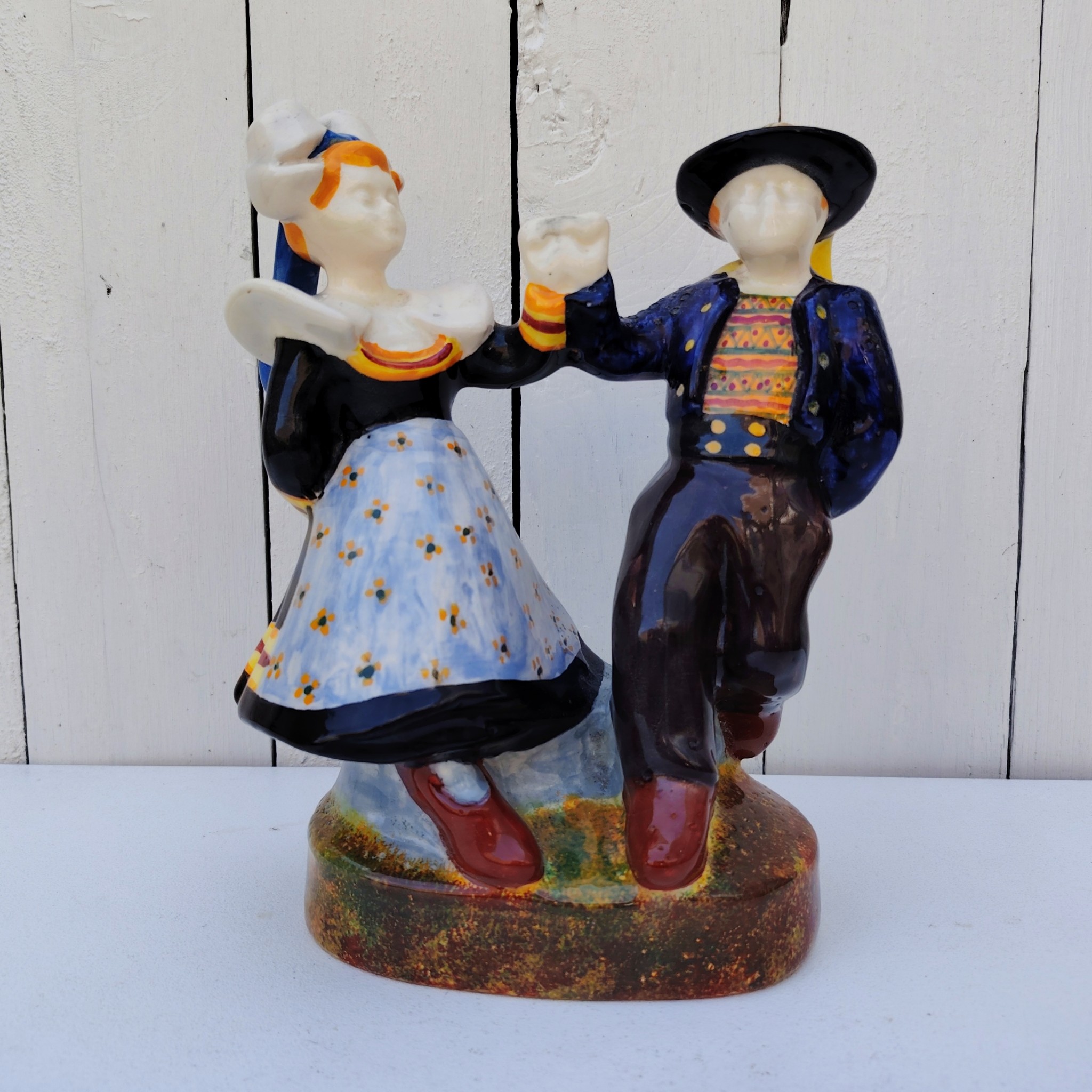 Couple de danseurs en faïence émaillée polychrome en costume traditionnel de Pont-Aven. Manufacture Henriot vers 1950. Signature de l'artiste Corentin LE GAL dit TIN AR GALL (né 1923) pour HB Quimper et cachet HB Quimper situés sous la base. Dimensions: Hauteur : 23 cm Dimensions terrasse : 18 x 11 cm
